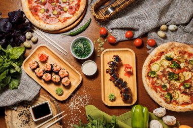 Pastırmalı pizza, domates, peynir ve zeytinli. İtalyan Mutfağı.