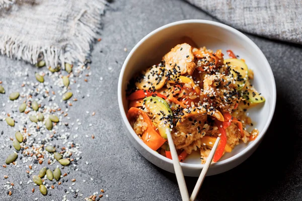Japońska sałatka ryżowa z nasionami sezamu, kurczakiem i warzywami. — Zdjęcie stockowe