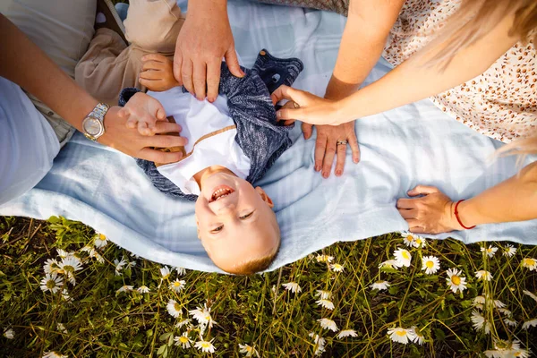 Infância feliz de uma criança com família. — Fotografia de Stock