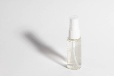 Beyaz zemin üzerinde etiket ya da marka olmayan plastik kaplar. 