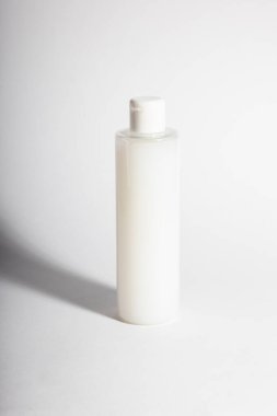 Beyaz zemin üzerinde etiket ya da marka olmayan plastik kaplar. 