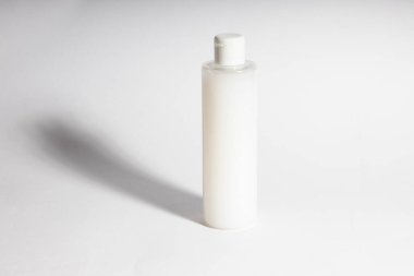 Beyaz zemin üzerinde etiket ya da marka olmayan plastik kaplar. 