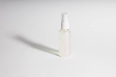 Beyaz zemin üzerinde etiket ya da marka olmayan plastik kaplar. 