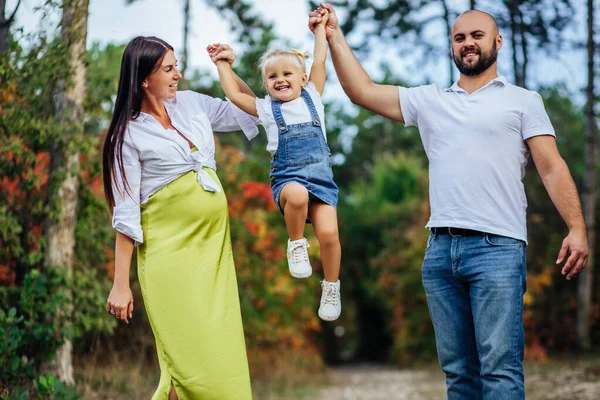 Lycklig familj på promenad i höstskogen. — Stockfoto