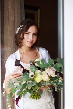 Düğün buketi olan gelin. Gelinle Sabah.