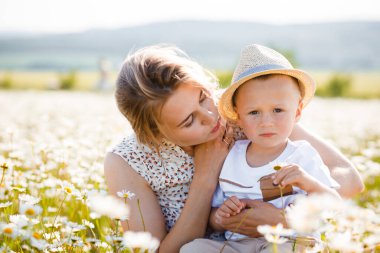 Anne ve oğlu yeşil bir çayırda oynuyorlar.. 