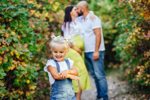 Lycklig familj på promenad i höstskogen. — Stockfoto