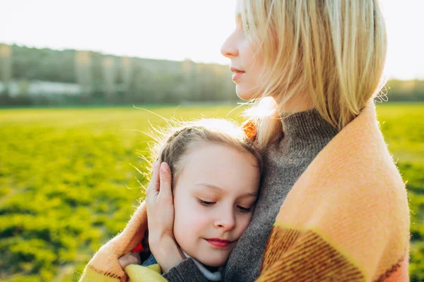 Mother and daughter are playing on the green grass. Mothers love. — Stock Photo, Image