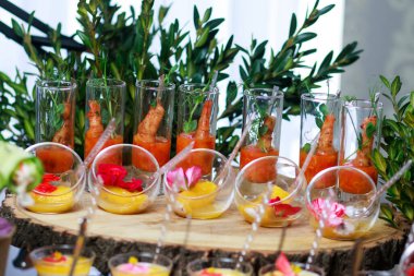 Ziyafette nefis atıştırmalıklar. Şölende yemek servisi.