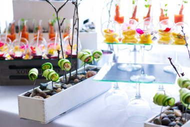 Ziyafette nefis atıştırmalıklar. Şölende yemek servisi.