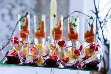 Ziyafette nefis atıştırmalıklar. Şölende yemek servisi.