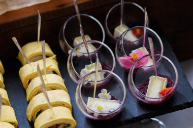 Yemek servisi. Masadaki misafirler için atıştırmalıklar..