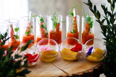 Yemek servisi. Masadaki misafirler için atıştırmalıklar..