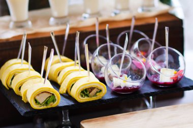 Yemek servisi. Masadaki misafirler için atıştırmalıklar..