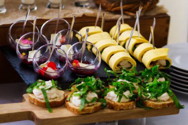 Yemek servisi. Masadaki misafirler için atıştırmalıklar..