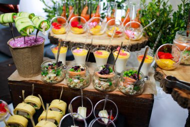 Yemek servisi. Masadaki misafirler için atıştırmalıklar..