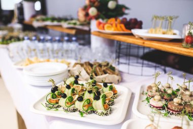 Yemek servisi. Masadaki misafirler için atıştırmalıklar..