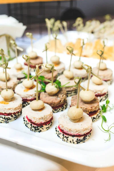 Serviço de catering. Petiscos para os hóspedes na mesa. — Fotografia de Stock