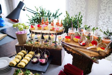 Yemek servisi. Masadaki misafirler için atıştırmalıklar..