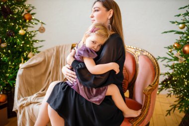 Anne ve kızı yeni yılı kutluyorlar..