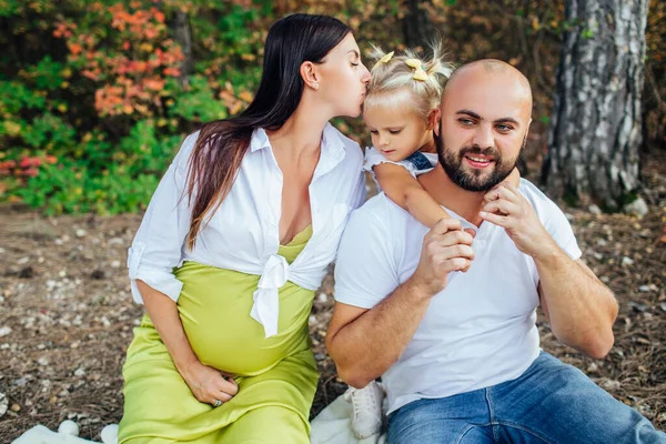 Lycklig familj på promenad i höstskogen. — Stockfoto