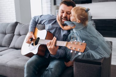 Babası küçük kızı için gitar çalıyor.. 