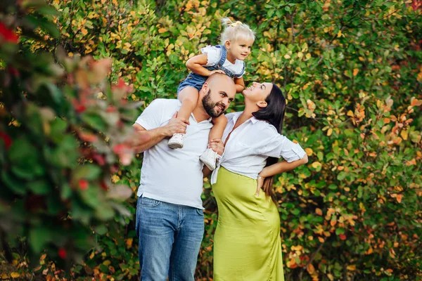 Den unga familjen väntar sitt andra barn. — Stockfoto