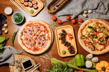 Pastırmalı pizza, domates, peynir ve zeytinli. İtalyan Mutfağı.