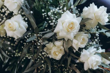 Boho tarzı bir buket beyaz gül.. 