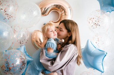 Anne ve kızı doğum günlerini balonlu güzel elbiselerle kutluyorlar.. 