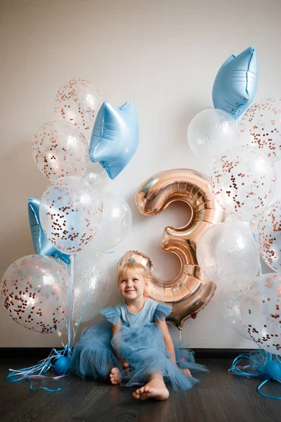 Urodziny małej blondynki. Dziecko w balonach świątecznych. — Zdjęcie stockowe