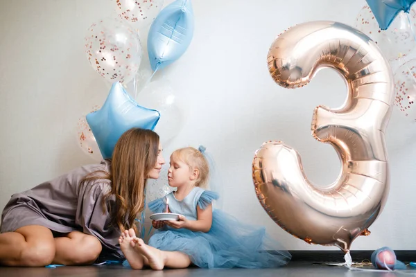 Matka i córka świętują swoje urodziny w pięknych sukienkach z balonami. — Zdjęcie stockowe