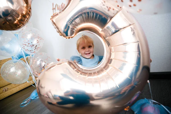 Urodziny małej blondynki. Dziecko w balonach świątecznych. — Zdjęcie stockowe