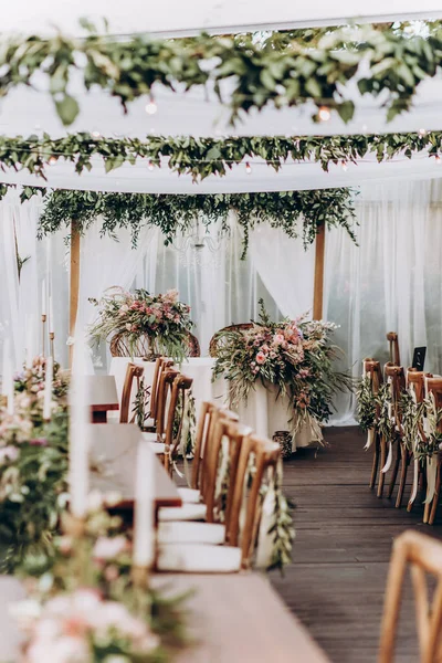 Układ ślubny naturalnych kwiatów w stylu boho na stole weselnym. — Zdjęcie stockowe