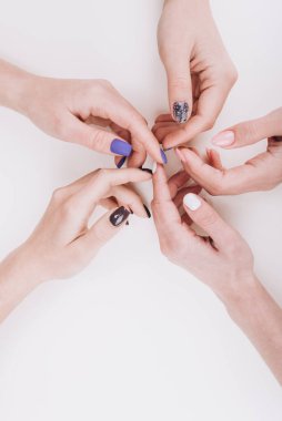 Çember şeklinde zarif manikürlü narin kız elleri.. 