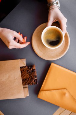 Eko kağıt bardaklarda koyu bir sabah kahvesi. Serbest çalışma.. 