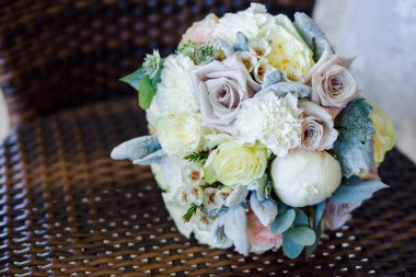 Beyaz güller ve çiğ taneleriyle düğün buketi.