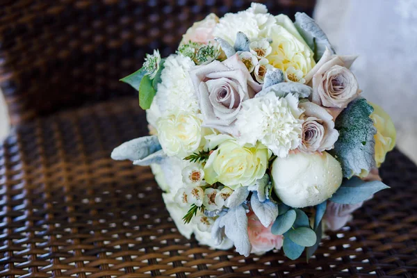 Beyaz güller ve çiğ taneleriyle düğün buketi.