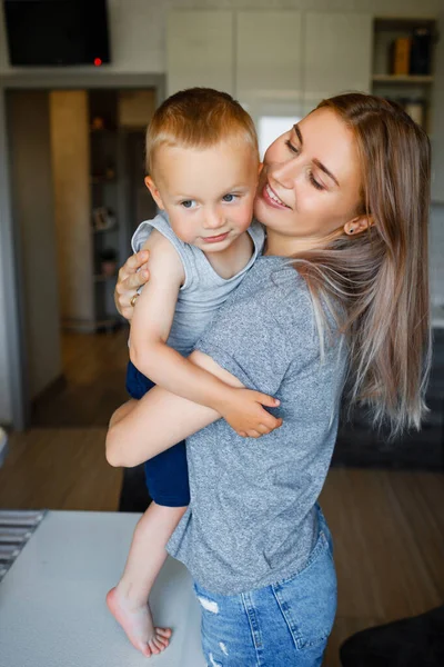 Mother hugs son in the kitchen. Family in the kitchen. — Stock Photo, Image