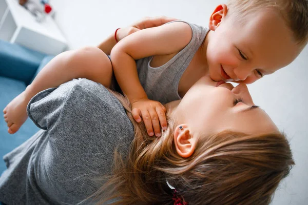 A mãe abraça o filho. Mãe beija e abraça seu filho. — Fotografia de Stock