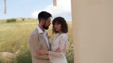 Gelin ve damat öpüşüyor. Bogo 'da eko düğün ve yaşam tarzı. 