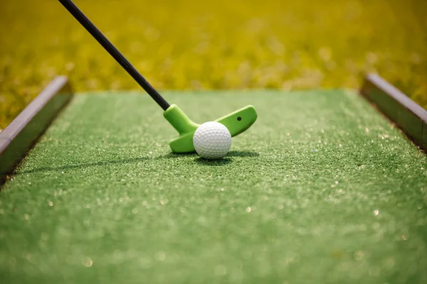 Güneşli bir günde mini golf. Aristokratlar için bir oyun. 
