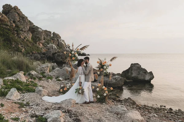 Η νύφη και ο γαμπρός φιλιούνται. Οικολογικός γάμος στο Bogo και τρόπος ζωής με κόκκους τέχνης. — Φωτογραφία Αρχείου