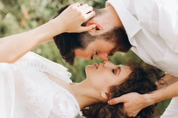 Noiva e noivo estão se beijando. Eco casamento no bogo e estilo de vida. — Fotografia de Stock
