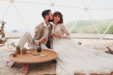 Boho düğününde çay seremonisi. Boho 'da gelin ve damat.