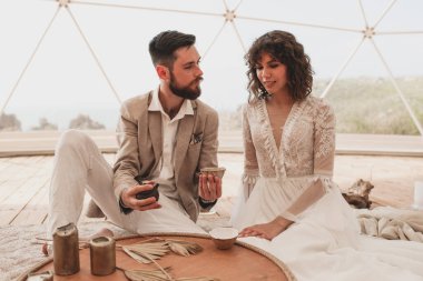 Boho düğününde çay seremonisi. Boho 'da gelin ve damat.