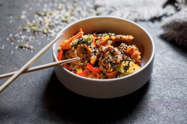 Susamlı Japon pirinç salatası, tavuk ve sebze..