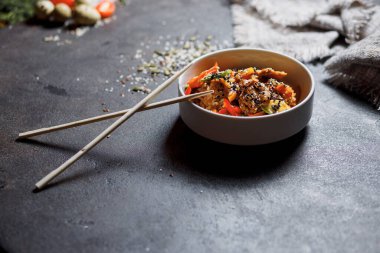 Susamlı Japon pirinç salatası, tavuk ve sebze..