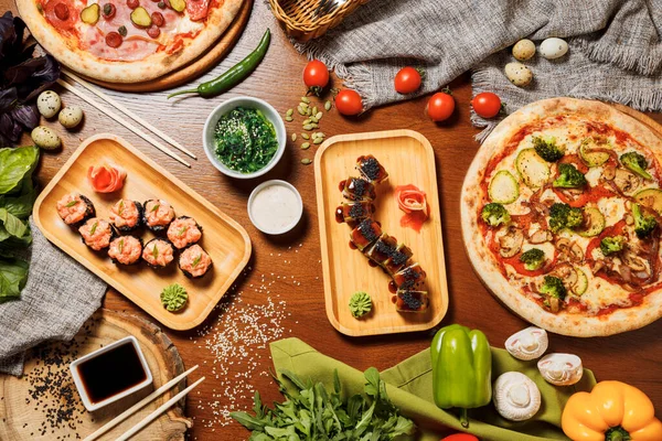 Pastırmalı pizza, domates, peynir ve zeytinli. İtalyan Mutfağı.