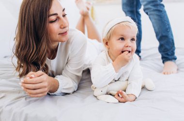 Duygular Anneler Günü. Beyaz elbiseli küçük çocuk.. 